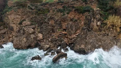 Koruma altındaki falezlerde 'kaçak baraka' işgali