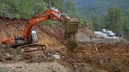 Büyükşehir Alanya'da yolları açık tutmak için çalışıyor