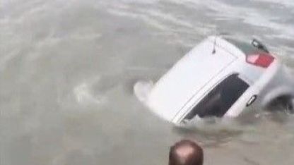 Aracıyla denize düşen sürücüyü Sahil Güvenlik kurtardı