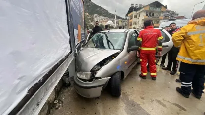 Fethiye’de otomobil istinat duvarına çarptı: 1 ölü, 3 yaralı