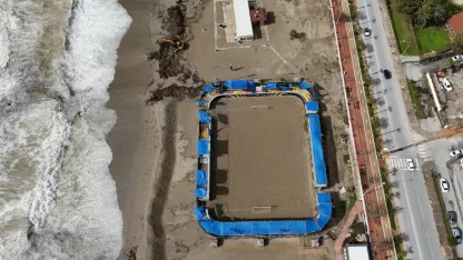 Alanya’da etkili olan fırtına sahildeki işletmede hasara yol açtı