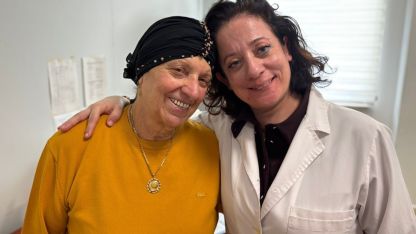 Bir gecede ses telleri felç olan anneyi doktor kızı iyileştirdi