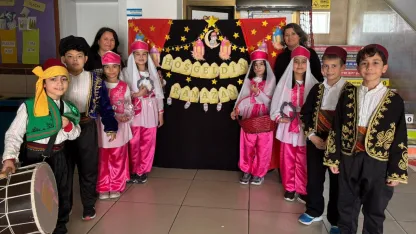 Okulda öğrenciler davul çalıp mani söyledi