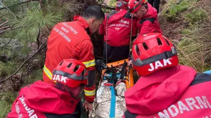 Kabak Koyu’nda kayalıklardan düşen genç kurtarıldı