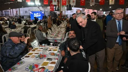 Kepez’de Ramazan bereketi iftar sofraları kuruldu, lokmalar dağıtıldı