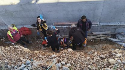 Bastığı kalas kırılan işçi 5 metreden düştü