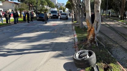 Kontrolden çıkan otomobil ağaca çarptı: 2 yaralı