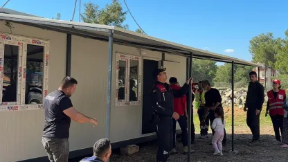 Torunuyla yaşayan kadına yeni konteyner ev