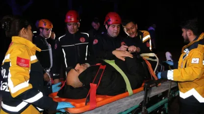 Kayalıklardan düşüp yaralandı