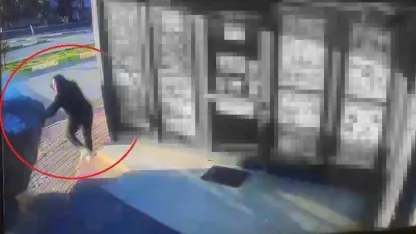 Oturduğu yerde aracın altında kalmaktan saniyelerle ile kurtuldu