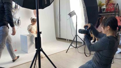 İkiz bebeklerinin fotoğraflarını çekerek başladı, evinin bir odasını stüdyoya çevirdi