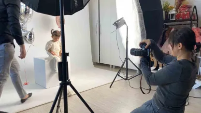 İkiz bebeklerinin fotoğraflarını çekerek başladı, evinin bir odasını stüdyoya çevirdi