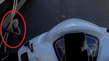 Kamyonetten sarkan ipe dolanan motosikletli ölümle burun buruna geldi