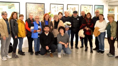 Hem çiziyor hem yazıyor