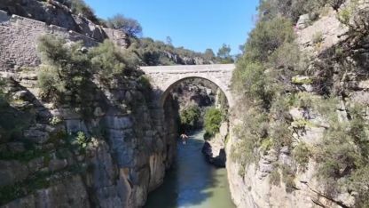 Antalya'da 20 metrelik köprüden atlayan gençler heyecanlandı