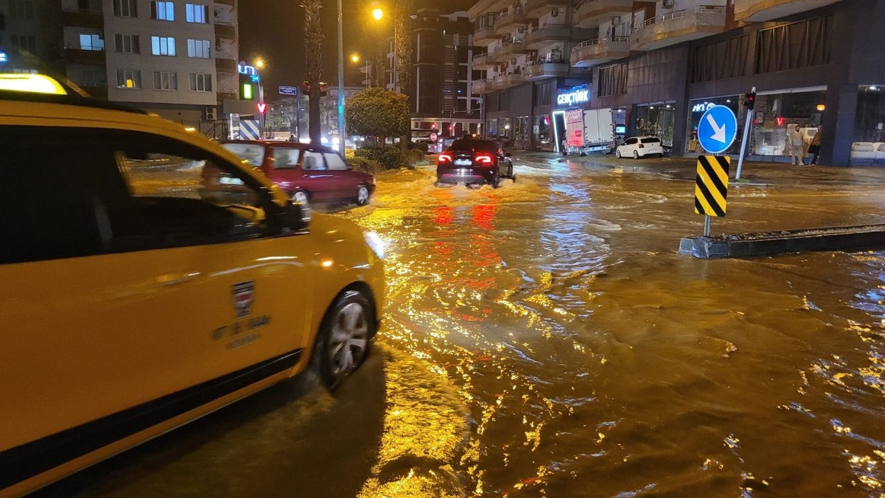 Alanya'da caddeleri su bastı