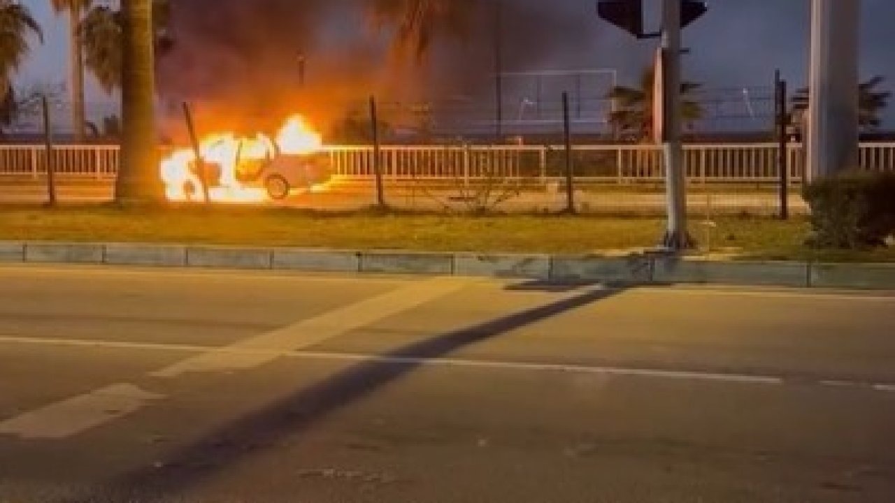 Alanya’da çarpışan araba alev topuna döndü