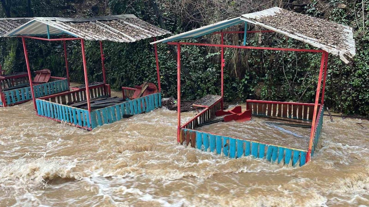 Alanya’da çay taştı! Su işletmeleri altına aldı