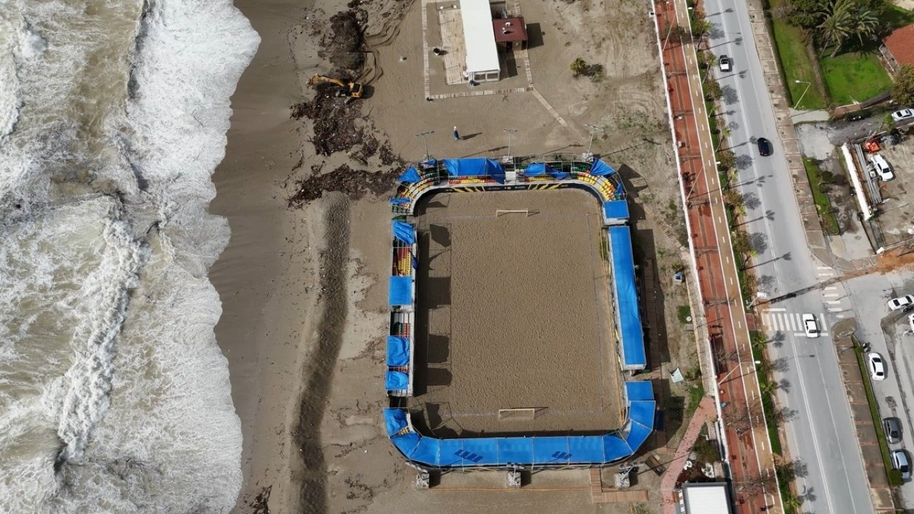 Alanya’da etkili olan fırtına sahildeki işletmede hasara yol açtı