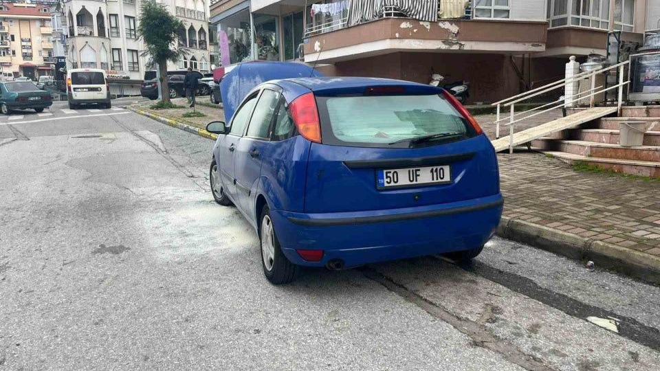 Alanya’da park halindeyken yanan otomobilin motor kısmında zarar oluştu
