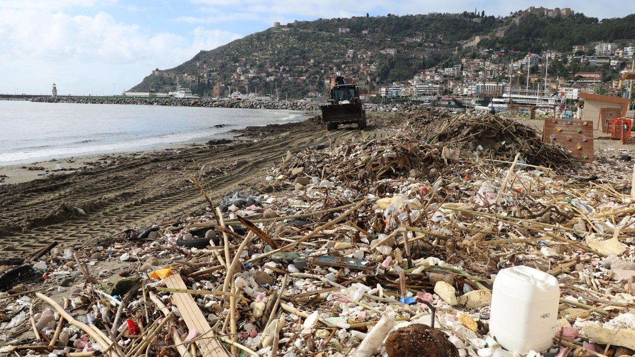 Alanya'da sağanağın ardından sahil atıkla doldu