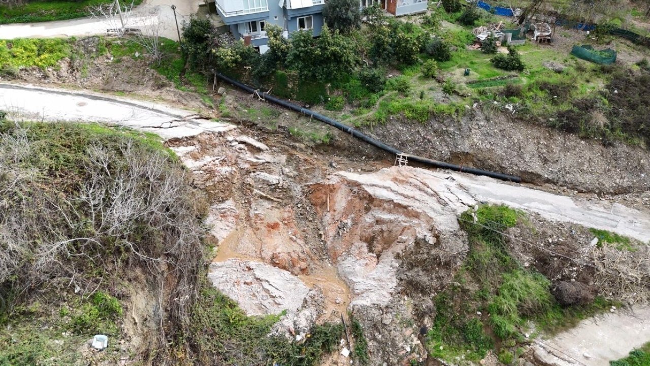 Alanya’da sağanak sonrası korkutan manzara