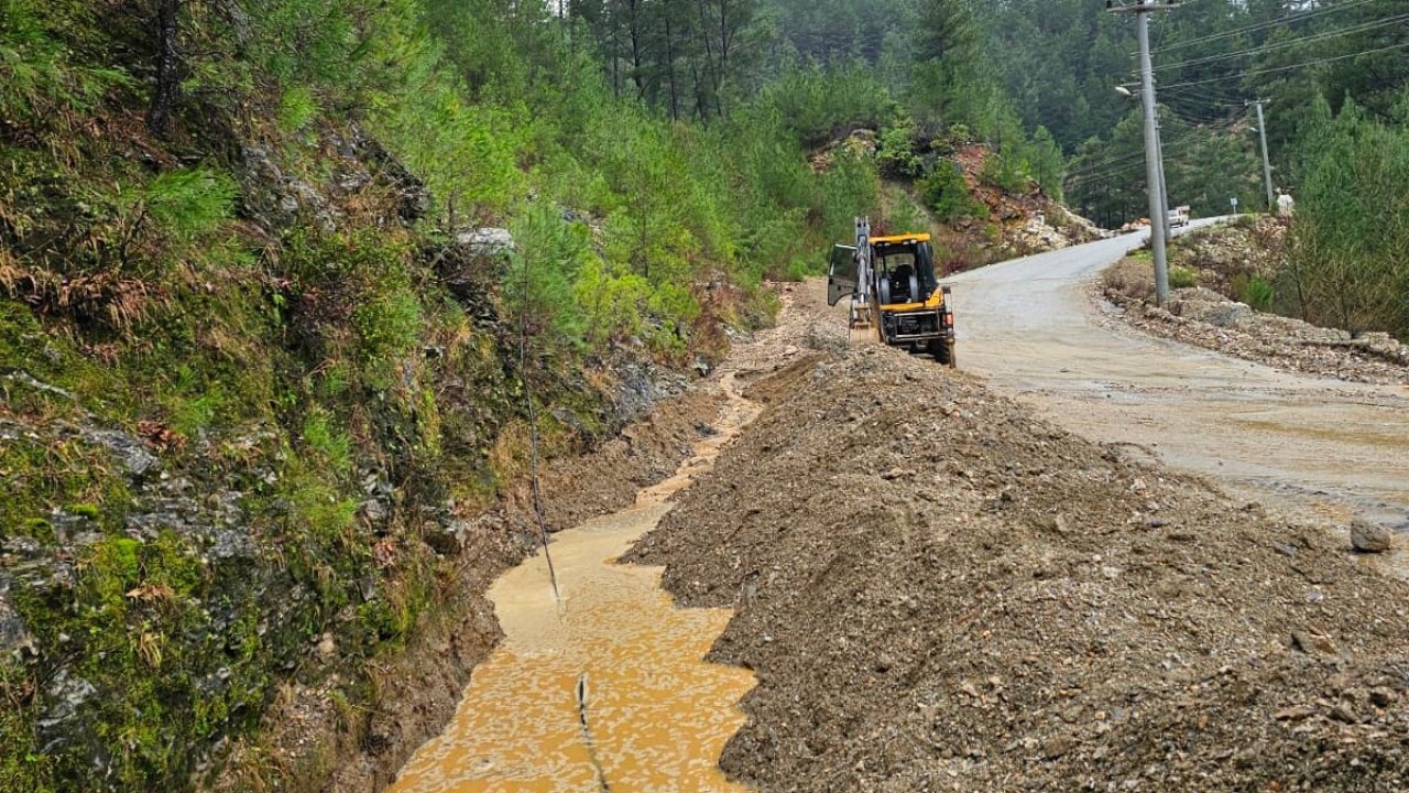 Alanya’da tıkanan menfezler Büyükşehir ekiplerince açıldı