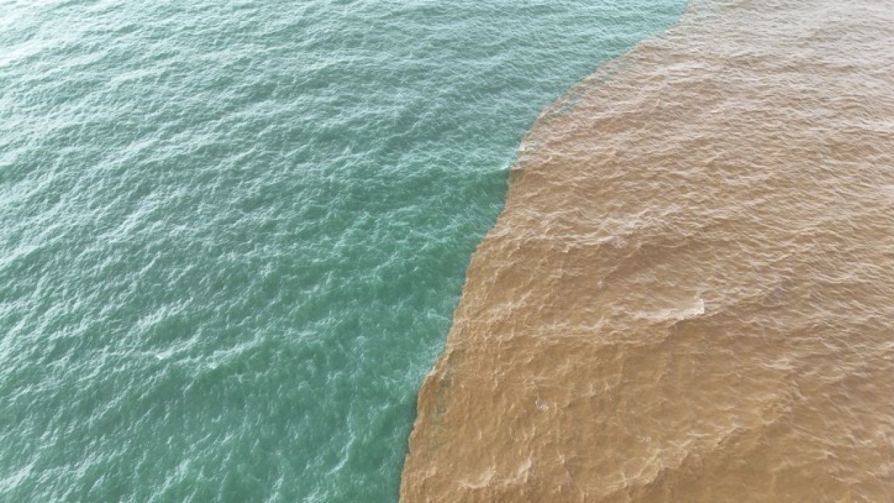 Alanya’da toz taşınımı ve sağanak yağış denizin rengini değiştirdi