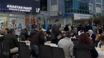 Anahtar Parti’den iftar sofrası