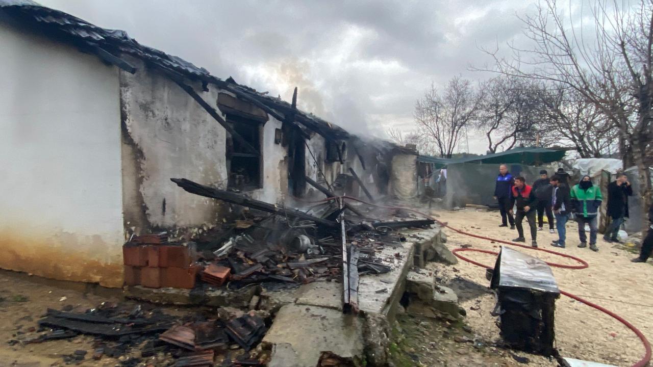 Antalya'da alev alev yanan tek katlı ev küle döndü