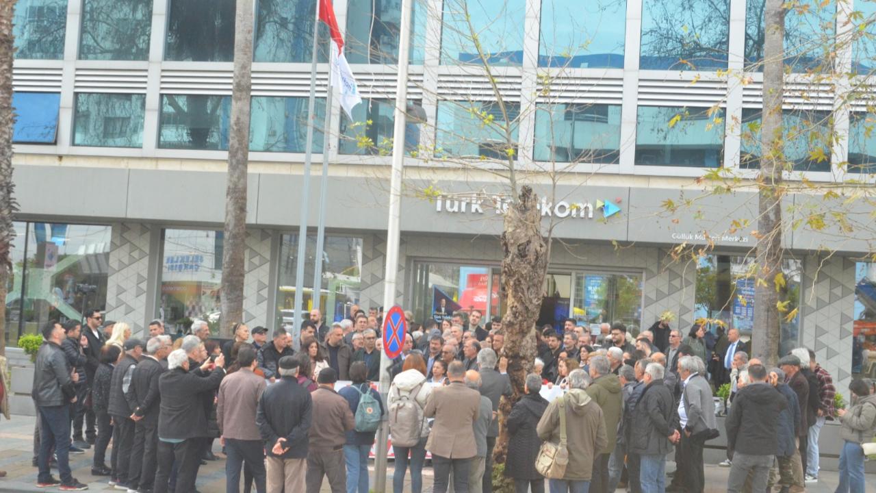 Antalya’da Cumhuriyet Halk Partisi İl Örgütü’nden Türk Telekom önünde eylem