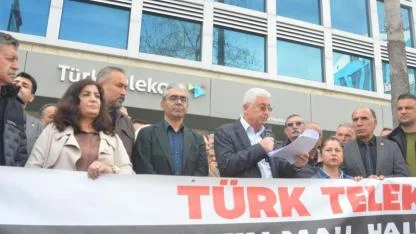Antalya’da Cumhuriyet Halk Partisi İl Örgütü’nden Türk Telekom önünde eylem