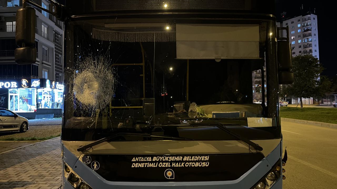 Antalya'da halk otobüsü yayalara ve araçlara çarptı! 5 kişi yaralandı