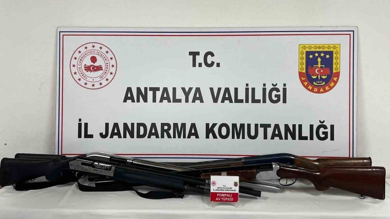 Antalya’da ruhsatsız 4 av tüfeği ele geçirildi