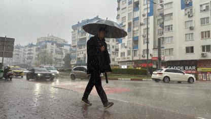 Antalya'da sağanak ve fırtına etkili oluyor