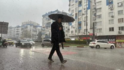 Antalya'da sağanak ve fırtına etkili oluyor