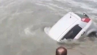 Aracıyla denize düşen sürücüyü Sahil Güvenlik kurtardı