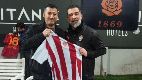 Arda Turan ve oyuncular imzaladı, küçük taraftar sevindi