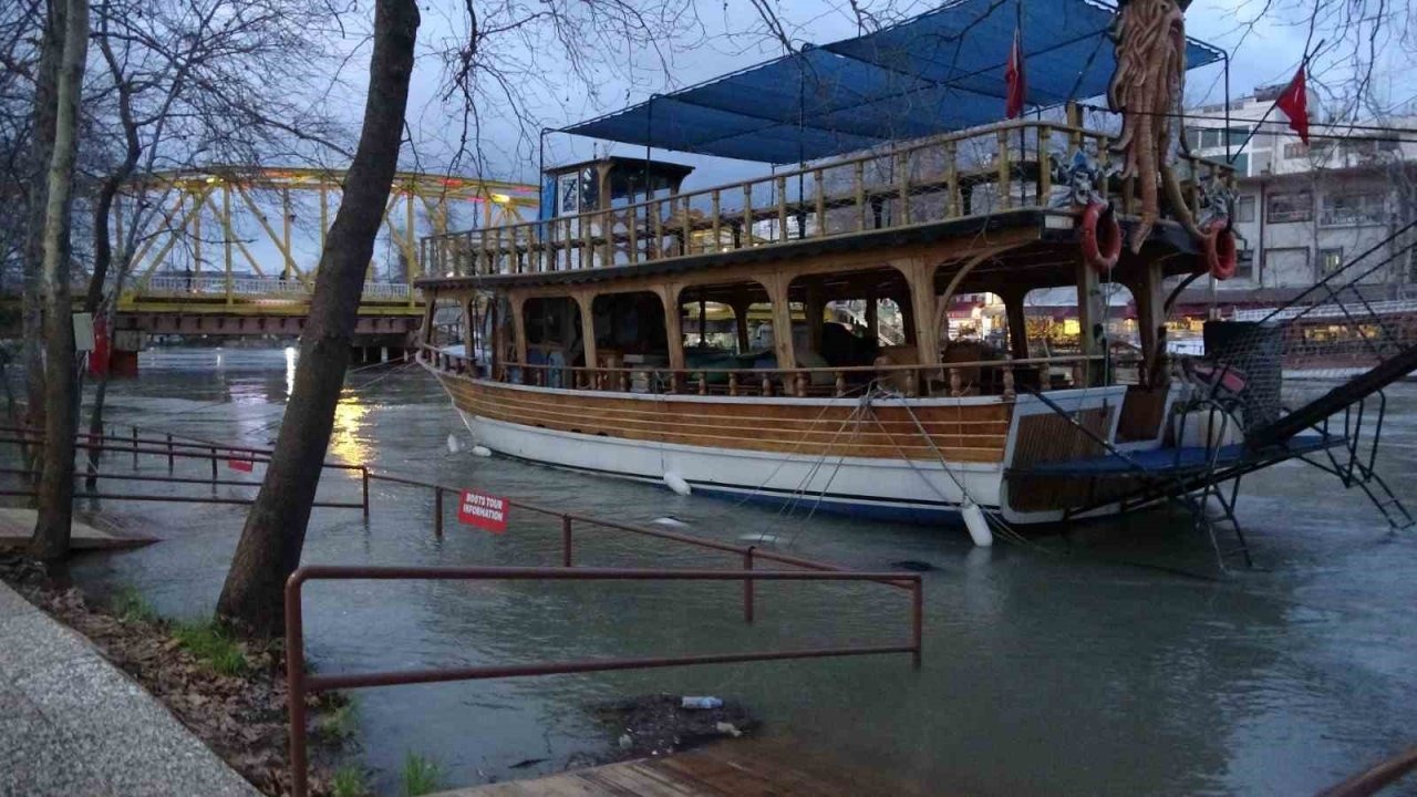 Barajlardan bırakılan su Manavgat Irmağı’ndaki su seviyesini yükseltti