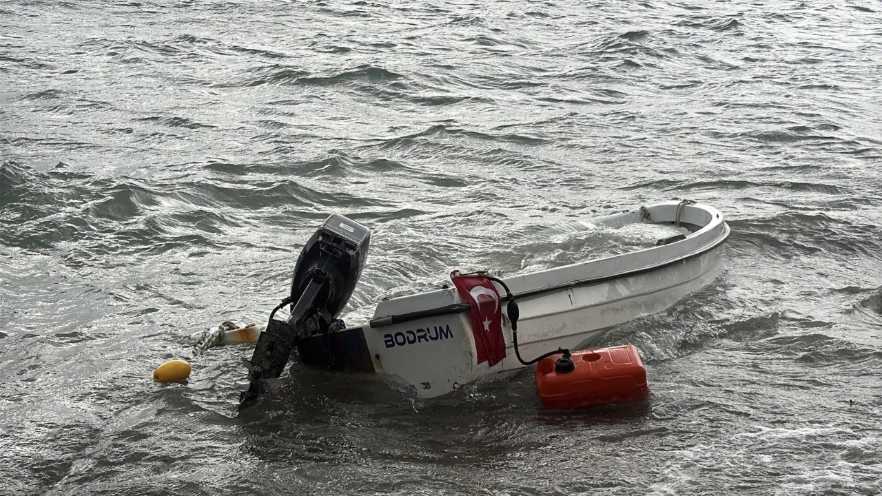 Bodrum’da fırtına; tekneler karaya oturdu, feribot seferi iptal edildi