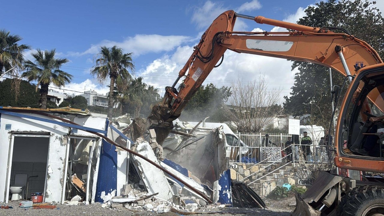 Bodrum'da plajda kaçak yapılar yıkıldı