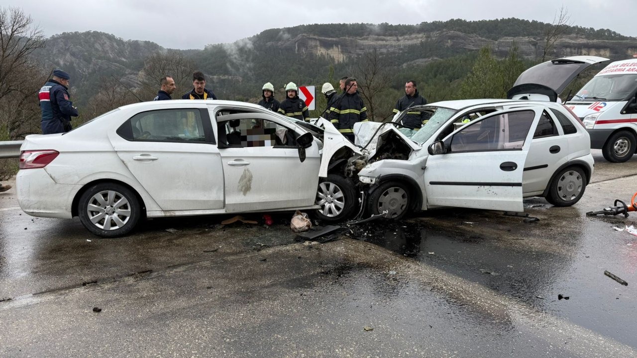 Burdur'da iki otomobil kafa kafaya çarpıştı; 6 ölü, 6 yaralı