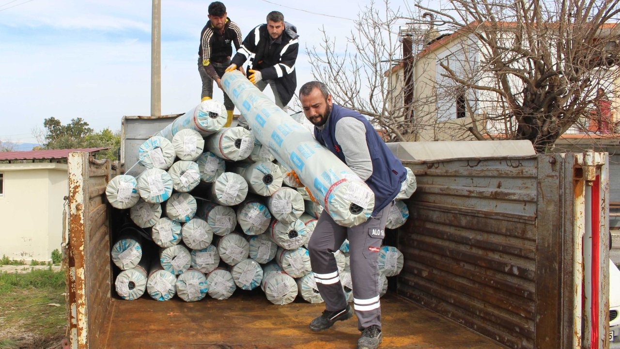 Büyükşehir’den hortum ve yağıştan zarar gören çiftçiye sera naylonu desteği