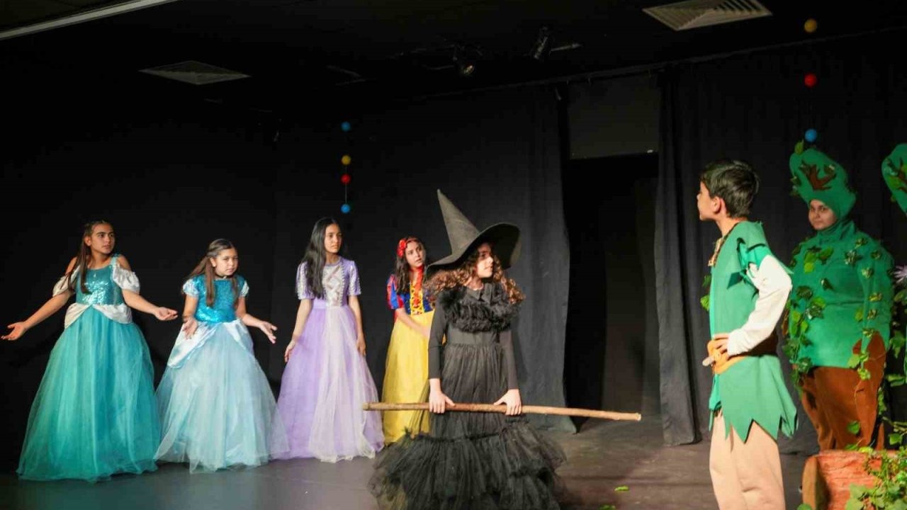 Çocuklardan anlamlı tiyatro gösterisi