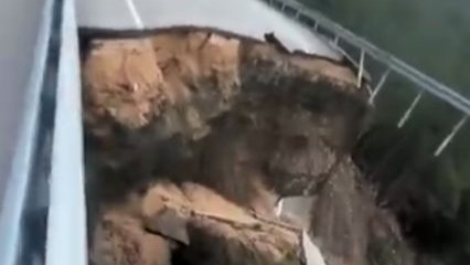 Çöken kara yolunda 10 metrelik çukur oluştu