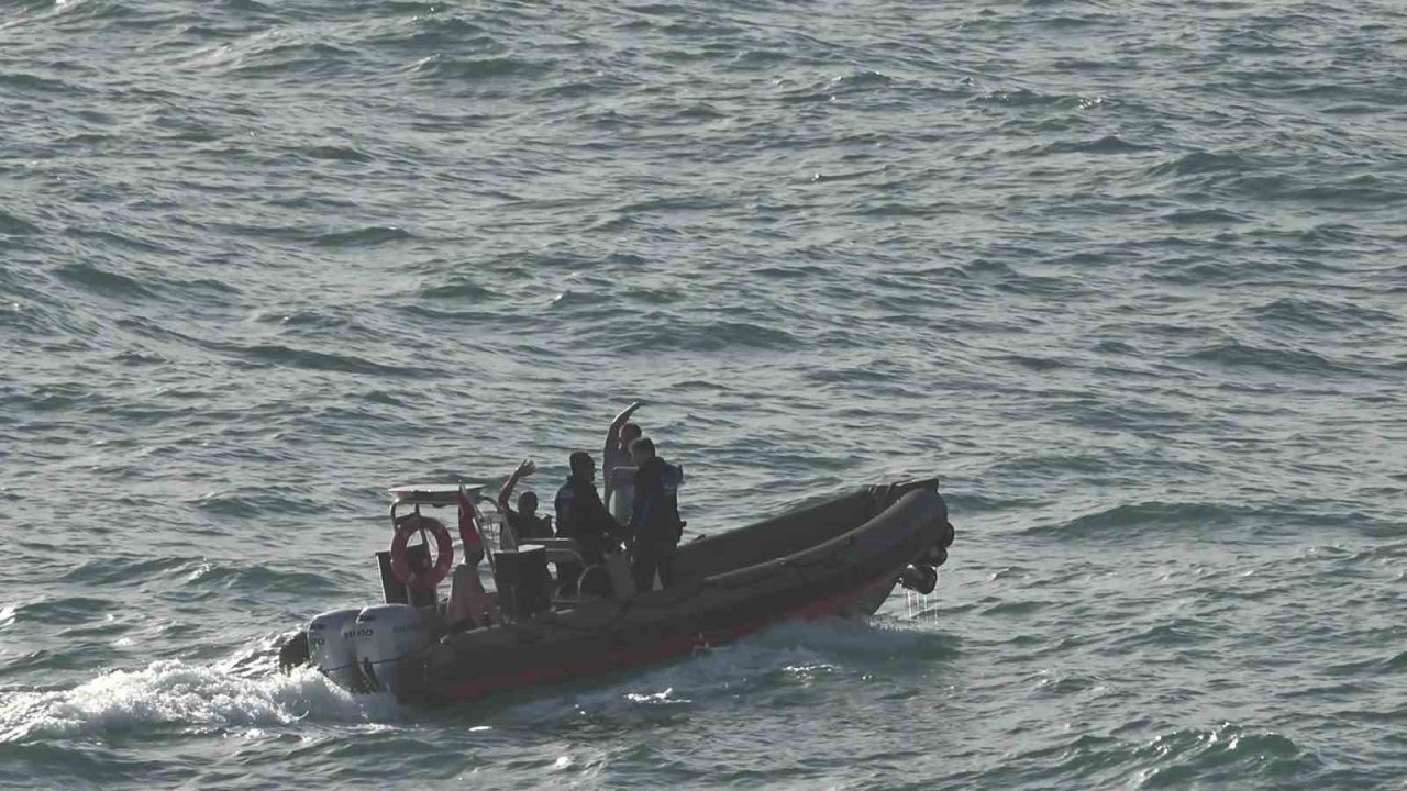 Dalgalarla boğuşan 2 kişiyi deniz polisi kurtardı