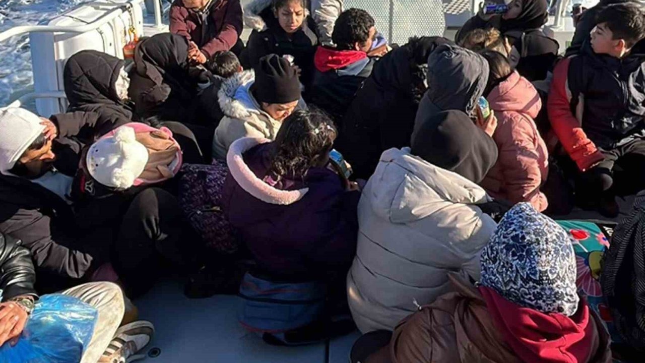 Düzensiz göçmenler karada mahsur kaldı