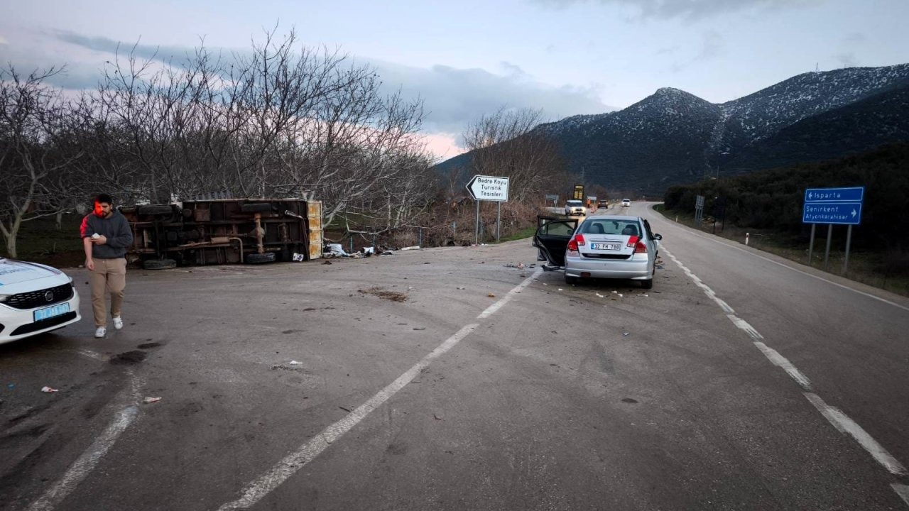 Eğirdir'de iki araç çarpıştı: 5 yaralı