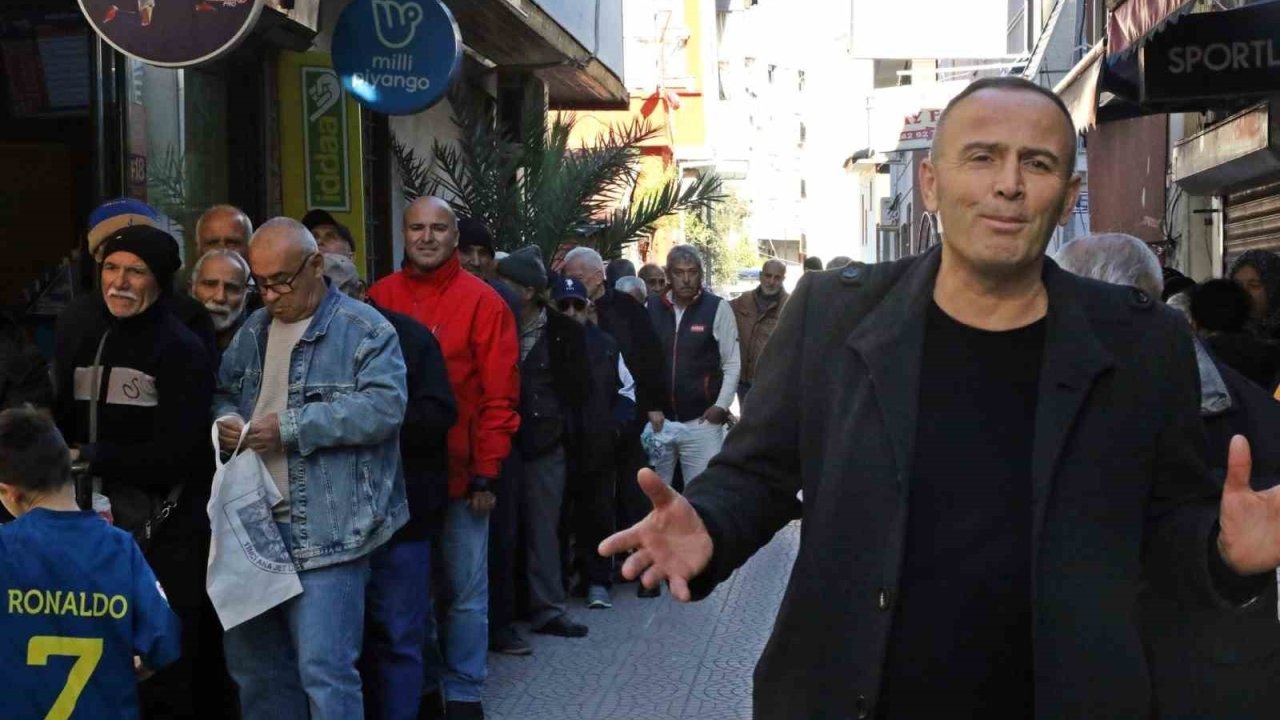 Gizli hayırseverin ücretsiz pide kuyruğu