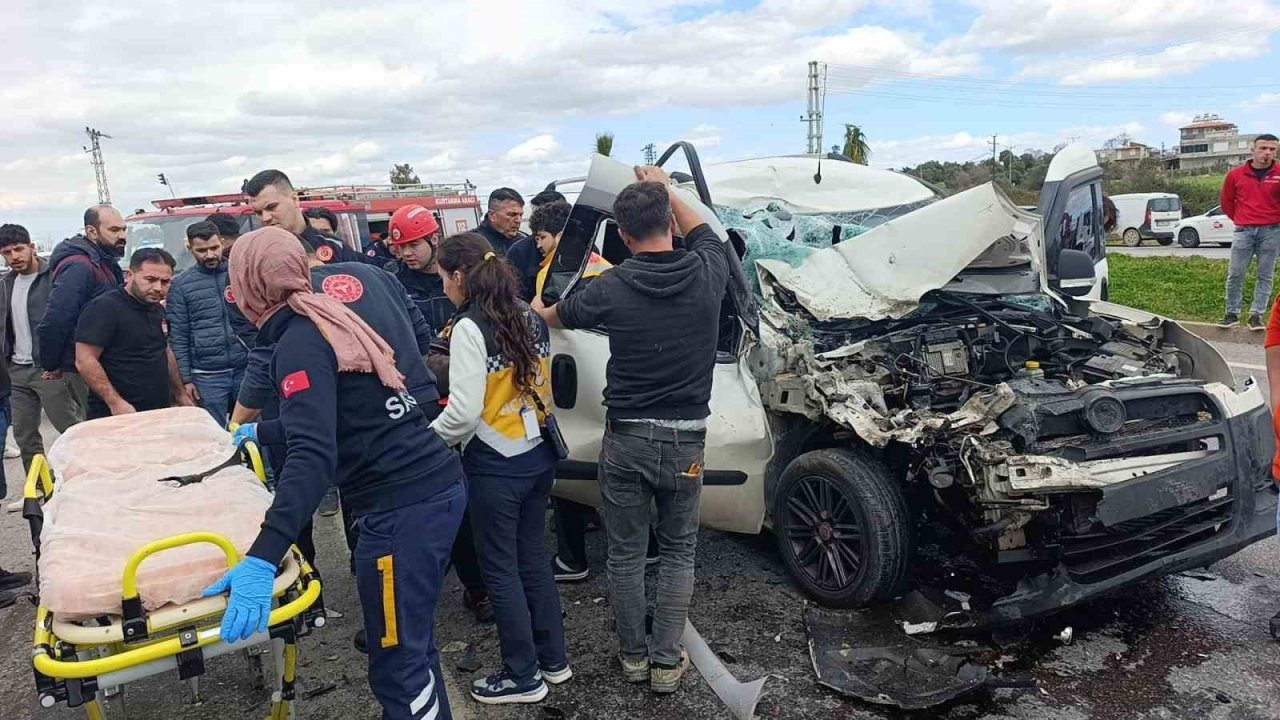 Hafif ticari aracın çarptığı midibüs devrildi: 7 yaralı